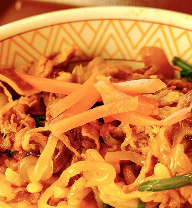 もう普通の牛丼に戻れないかも…すき家の“よくばり限定メニュー”生卵もセットになってて贅沢すぎる！「完璧な味」「すき家で1番好きかも」「具沢山で美味しかった」《実食レビュー》