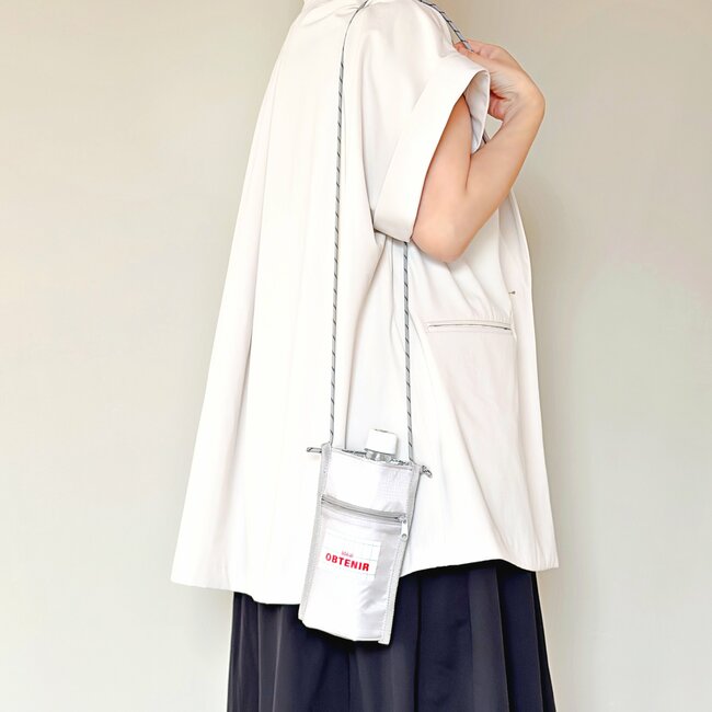 おくすり手帳がジャストフィット!3COINSの“ぺたんこショルダー”アイデア次第でいろいろ使えそう!「薄く軽くて便利」「いろいろなものが入れられそう」「これからたくさん使います」【購入レビュー】