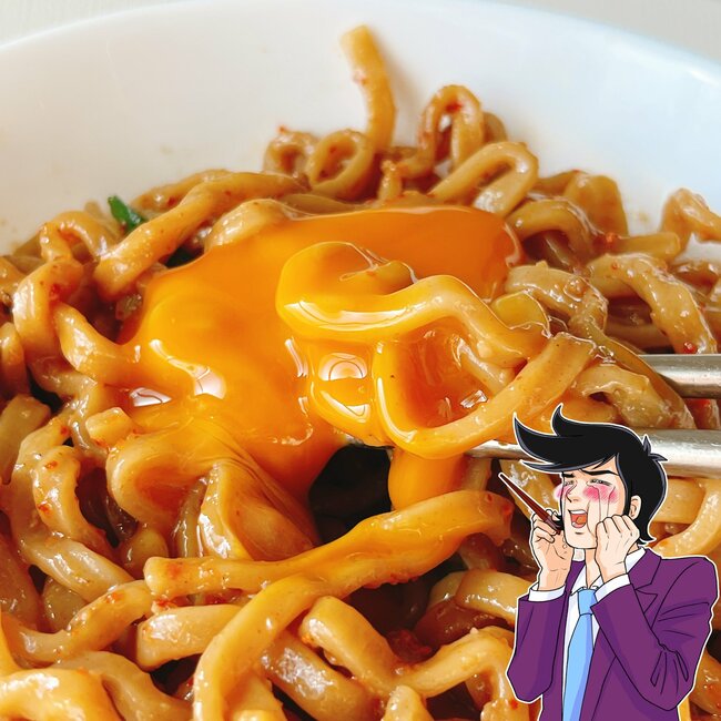 「お店に負けない美味しさでびっくり」ファミマの“ジャンキーまぜそば”ニンニクが強烈でウマすぎる！「2個買えばよかった」「口の中が完全にニンニク」