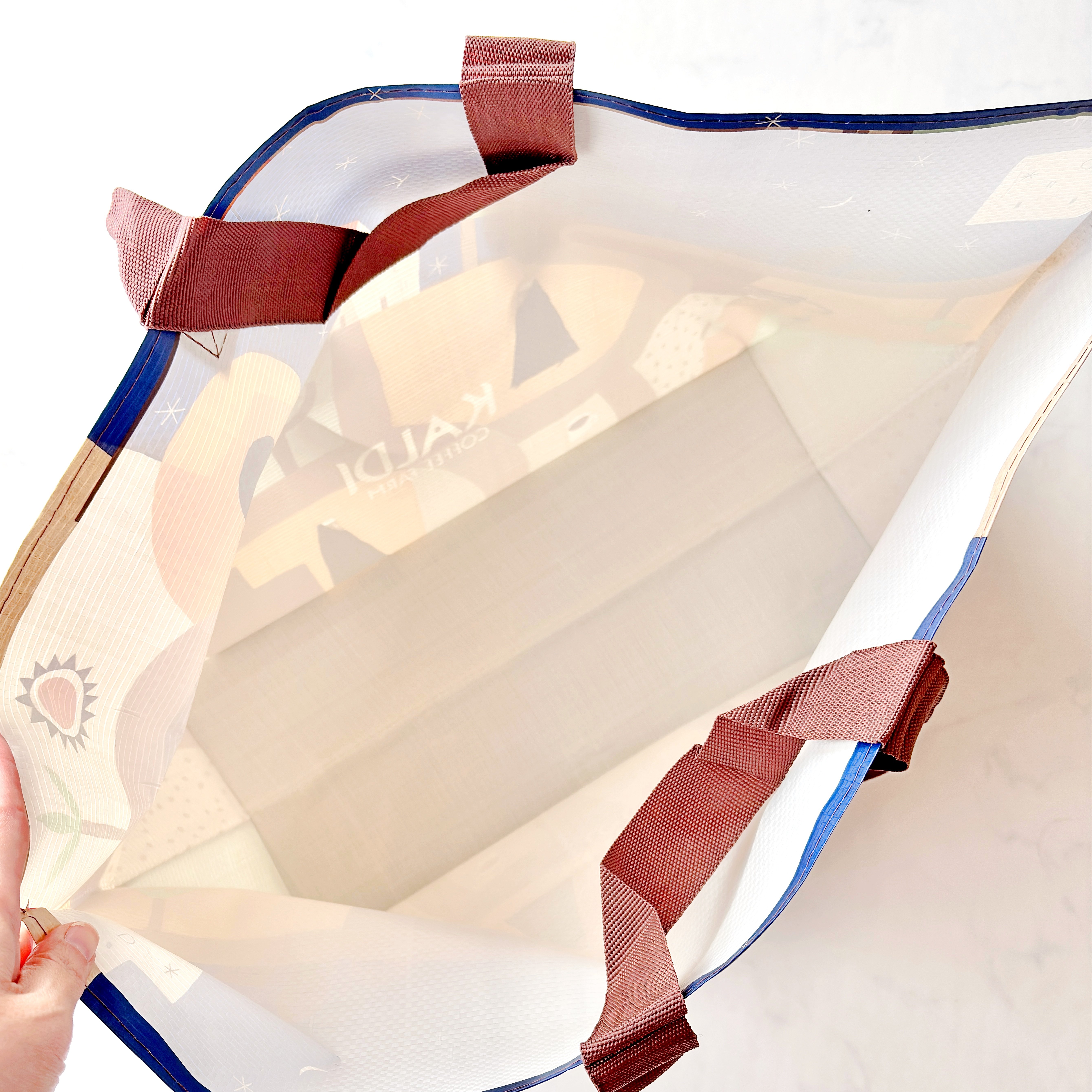 2Lペットボトルが6本も入った！カルディの“大容量エコバッグ”250円とは思えない優秀さです！「まとめ買いするときに便利」「たくさん買い物しても大丈夫」