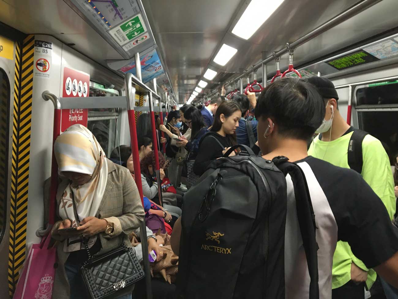香港の地下鉄車両内