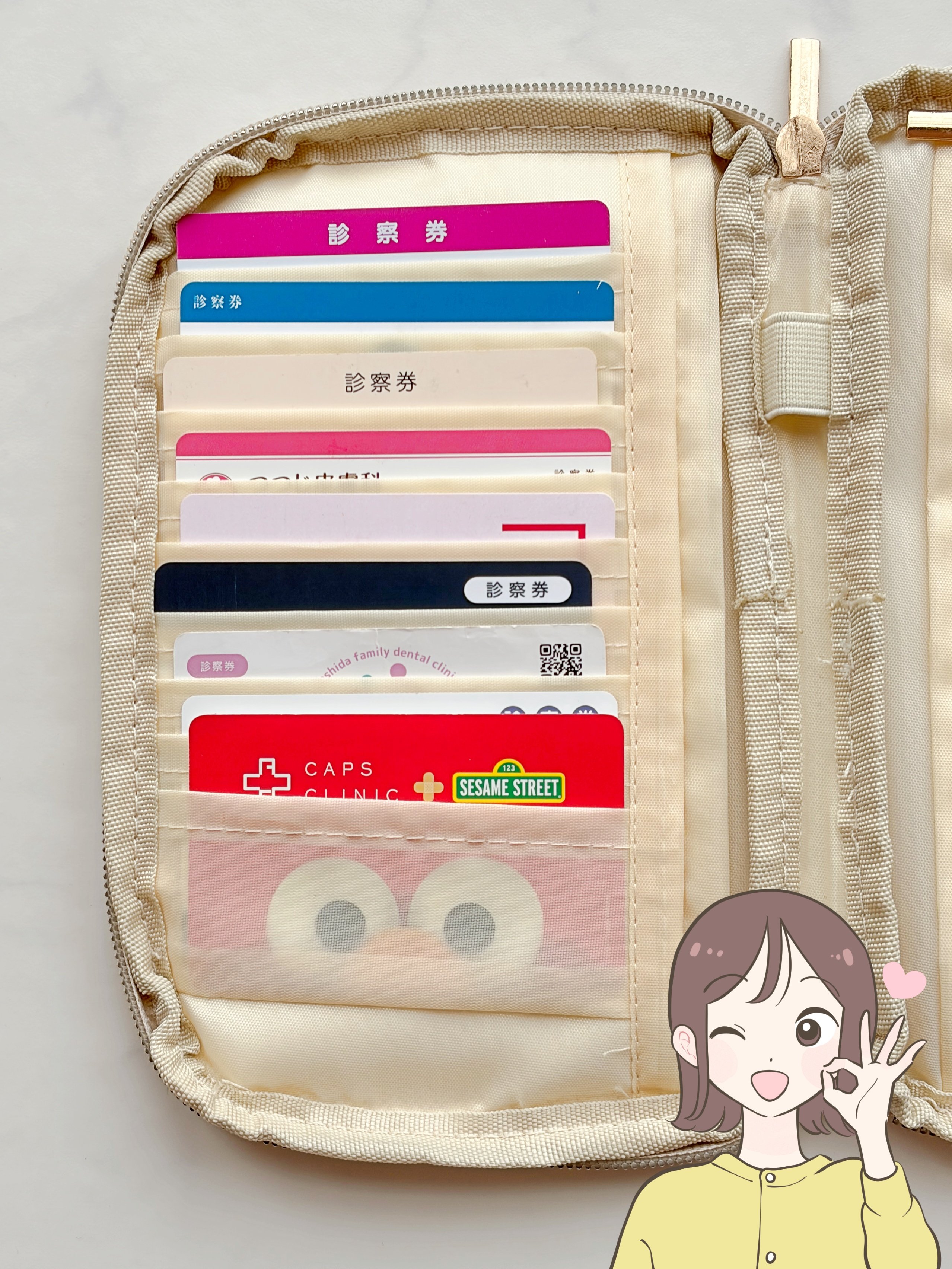 カードや診察券が50枚入った…！3COINSの“ガバッと開くケース”財布がわりにもなって優秀！「ポケットが多くて使いやすい」「100均のものとは比べ物にならない」