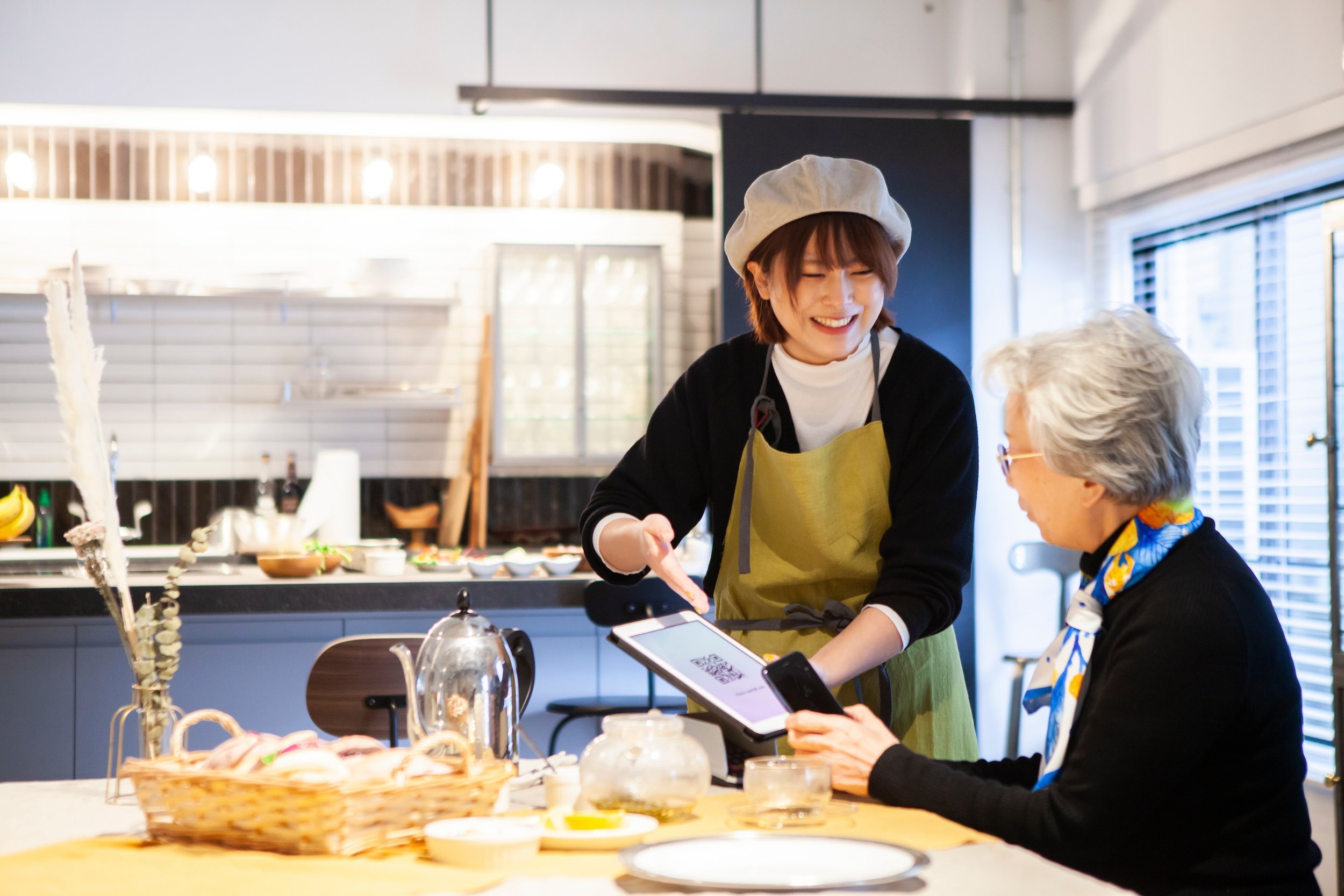 QRコードでの注文に戸惑っているお客さんに「すごく感じのいい店員さん」は何と声をかける?