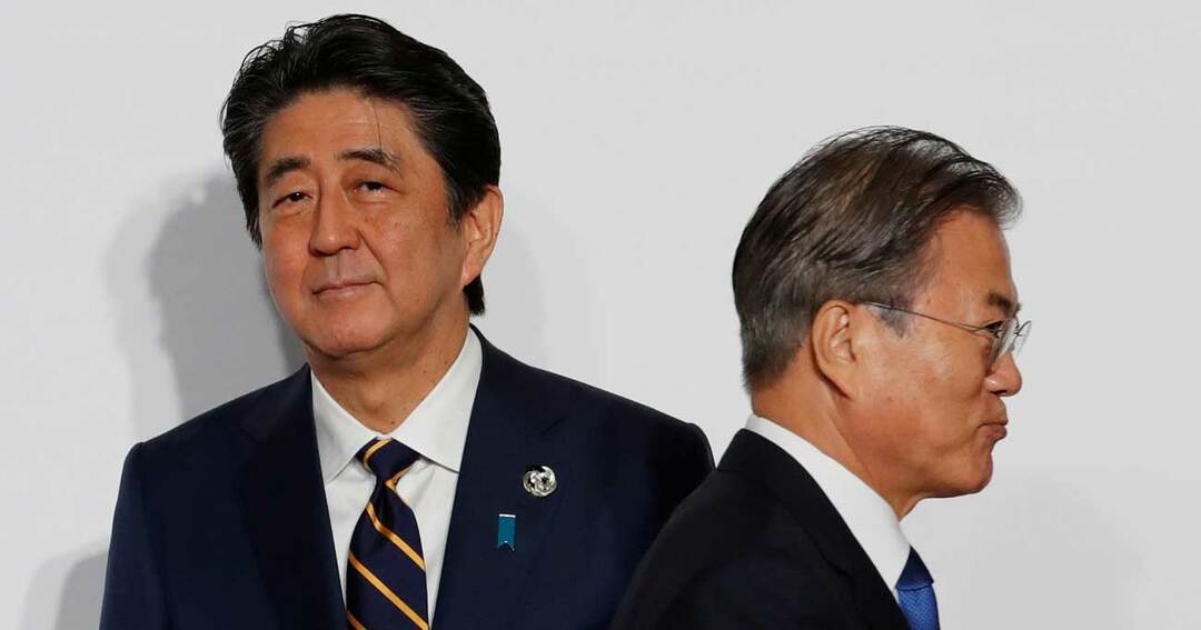 安倍首相（左）と韓国の文大統領（右）