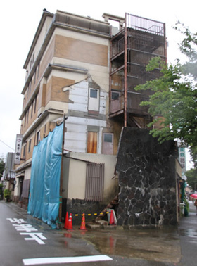 行政は職務怠慢、違法解体業者は逆ギレ <br />石川県加賀市で起きた「アスベスト飛散テロ」