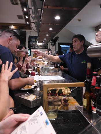 昼時や夜はすし詰め状態になるピンチョス(小皿料理)の名店「バル・スポルト」。カタコトの日本語で応対してくれ、何でも美味しいが、特にウニのスープとフォアグラのオープンサンドは絶品 Photo by K.O.