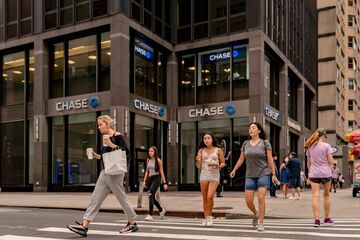 米銀大手は未来に賭ける　手元資金を確保