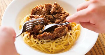 鳥羽シェフが「ワンパン」でやっつけるパスタが激ウマだった!セブンの人気商品を豪快にズドン