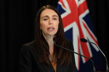 フェイスブック、監視強化圧力強まる　刑事罰検討も