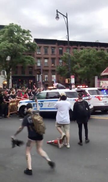 全米デモの鎮圧、試される警察の手腕