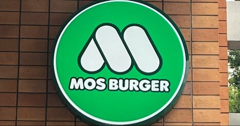 「毎日食べたい」の声も。モスバーガーの“夏限定やみつきメニュー”具だくさんで迫力がスゴい！「美味しすぎて鳥肌立った」「絶対リピする！」《実食レビュー》