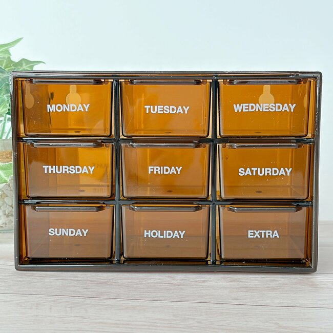 「薬入れに重宝してます！」3COINSの“レトロかわいい収納ボックス”ごちゃごちゃ小物がスッキリした！「インテリアに馴染む」「目の付け所がいい」