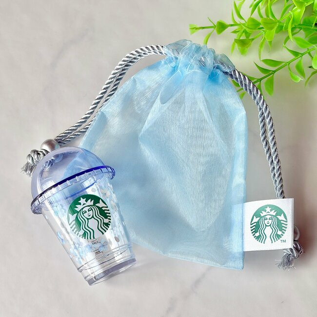 「買えたのでハッピー」「キラキラ可愛い」スタバの“青空みたいなポーチ＆ミニカップ”ドリンク券付きでコスパ良すぎる！「お得感ましまし」