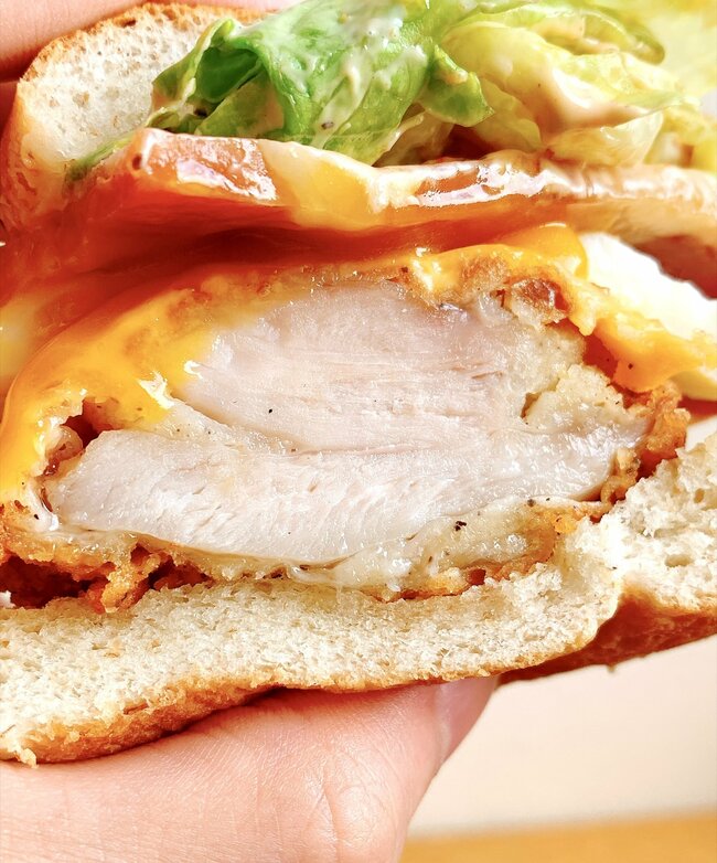 お肉デカすぎんだろ…！ケンタッキーの“よくばり全部のせバーガー”ボリューム満点で大満足！「次元が違うレベルで美味い」「ファストフードってのはこうよ」《実食レビュー》