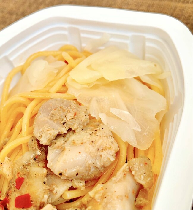 「コスパやばすぎ」「道民でマジでよかった」セイコーマートの“170円スパゲッティ”チキン盛り盛りでビビった！「中毒性がありすぎる」「週3回くらいは買いに行ってる」《実食レビュー》