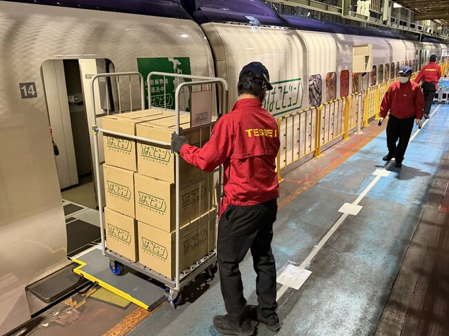 TESSEIの荷下ろし作業