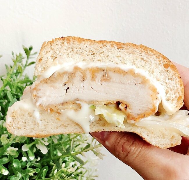 「笑っちゃうくらいチーズたっぷり」「どう見てもキャパオーバーだろ」ケンタッキーの“チーズにおぼれるバーガー”背徳感がスゴすぎる！「チーズの量どうなってんだこれ」