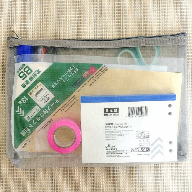 セリアさん、110円でいいんですか…？無印に売ってそうな「仕切り付きポーチ」でゴチャゴチャ小物がスッキリした！