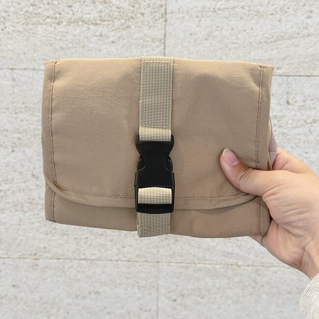 旅行の洗面グッズがまるっと入った！ダイソー姉妹店の「浮かせるポーチ」収納力がスゴいんです！