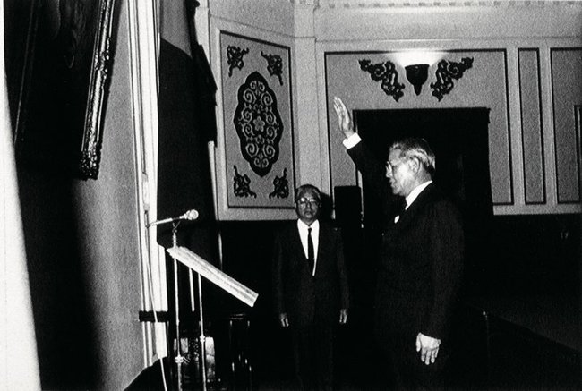 蒋経国死去を受け、台湾総統就任を宣誓する李登輝氏（1988年）
