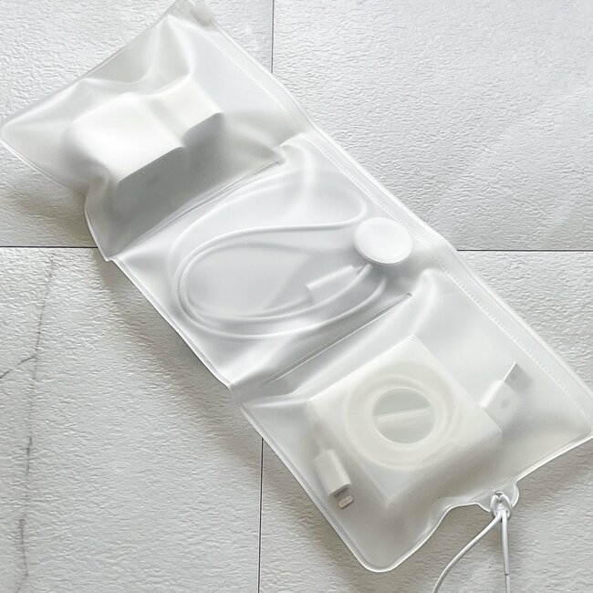 カードや診察券が30枚入った!セリアの“くるっとまとまるポーチ”バッグの必需品になりました!「試供品を入れるのにめっちゃ良かった」「洗顔から100円玉まですっきり入っていい感じ」