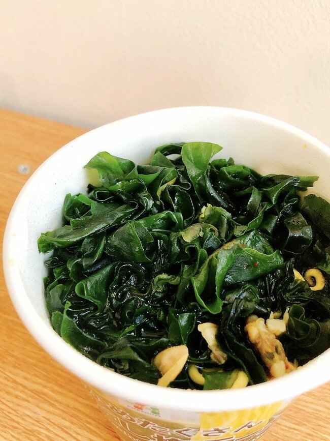 「ぼくが死ぬまで売ってくれ」セブンの“あさり出汁ラーメン”わかめの量にビビったわ…！「好きすぎて週2で食べてる」「170円のクオリティとは思えない」