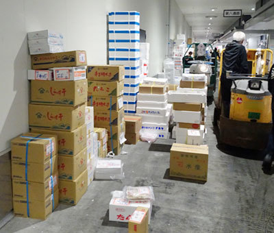 豊洲市場でターレの走行の障害となっている荷物 豊洲市場でターレの走行の障害となっている荷物
