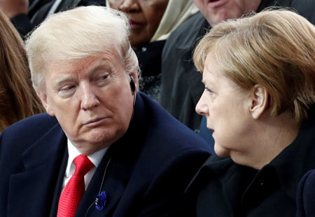 パリでトランプ米大統領に語りかけるメルケル氏