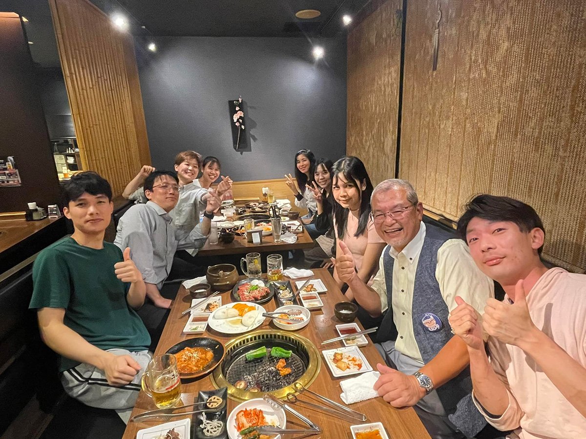 図　外国人社員との交流も積極的にとる。
