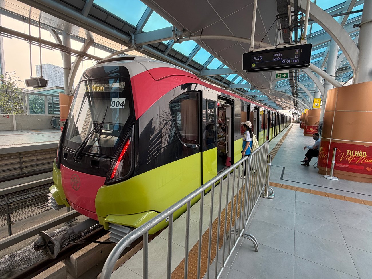 「巨大すぎる駅」「近すぎる鉄道」バイク800万台のハノイで見た“驚きの光景”【写真多数】