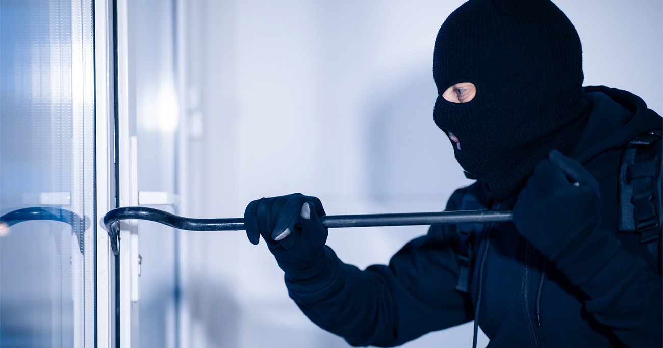 【捜査のプロが教える】闇バイト強盗の住宅侵入を防ぐ！窓と玄関の効果的な防犯対策