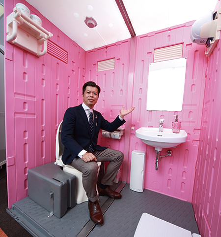 仮設トイレの暗く汚い印象を一掃したら「ピンク」になった