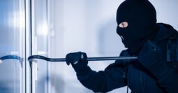 【捜査のプロが教える】闇バイト強盗の住宅侵入を防ぐ！窓と玄関の効果的な防犯対策