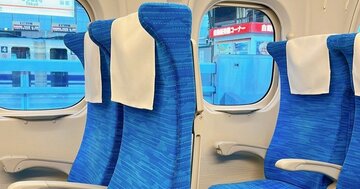 「ちょっと臭う…」新幹線の座席の隙間から後ろのおじさんの足！注意する？我慢する？【大人の2択】