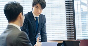 上司を褒めるのが苦手な人へ。「ゴマすり」にならない伝え方