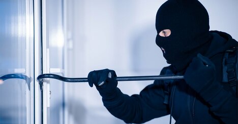 【捜査のプロが教える】闇バイト強盗の住宅侵入を防ぐ！窓と玄関の効果的な防犯対策