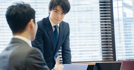 上司を褒めるのが苦手な人へ。「ゴマすり」にならない伝え方