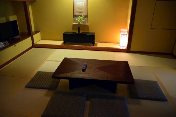 「箱根吟遊」の部屋のダイニング