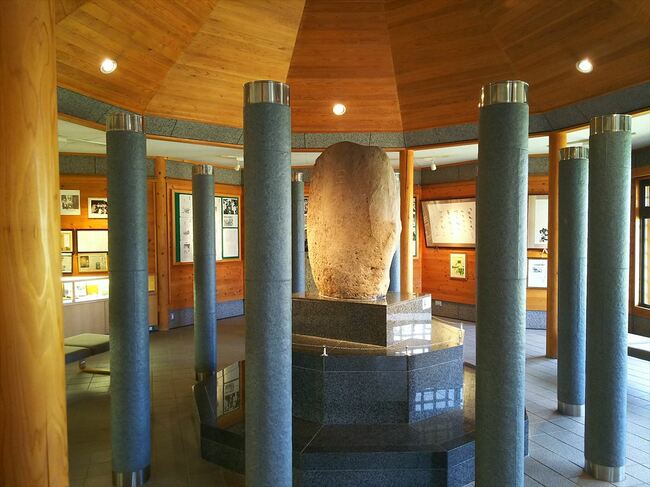 坂上田村麻呂の遺物「日本中央の碑」は本物か、青森の巨石に刻まれた謎を検証