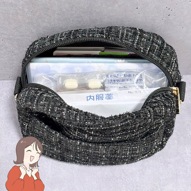 お薬手帳と処方薬がまるっと入った！ダイソーの「おしゃれミニポーチ」通院セットもまとめて収納できて優秀！《購入レビュー》
