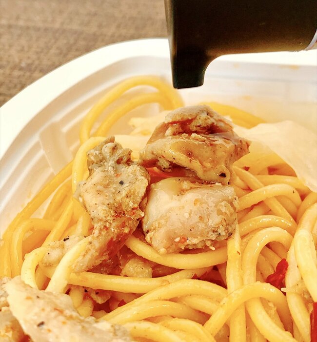 「コスパやばすぎ」「道民でマジでよかった」セイコーマートの“170円スパゲッティ”チキン盛り盛りでビビった！「中毒性がありすぎる」「週3回くらいは買いに行ってる」《実食レビュー》