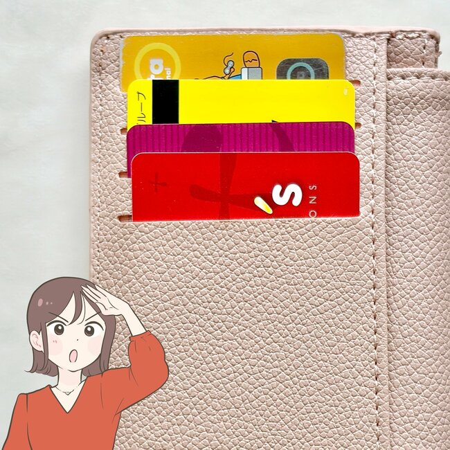 【ダイソー姉妹店】普通の財布に戻れないかも…！330円の「ぺたんこ財布」カード17枚やカギが収納できて嬉しい！《購入レビュー》