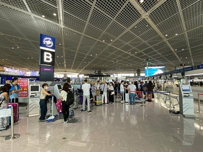 成田空港のチェックインカウンター