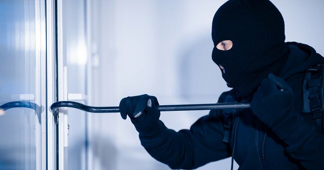 【捜査のプロが教える】闇バイト強盗の住宅侵入を防ぐ!窓と玄関の効果的な防犯対策