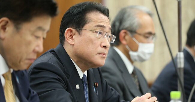 参院厚生労働委員会で質問を聞く岸田文雄首相