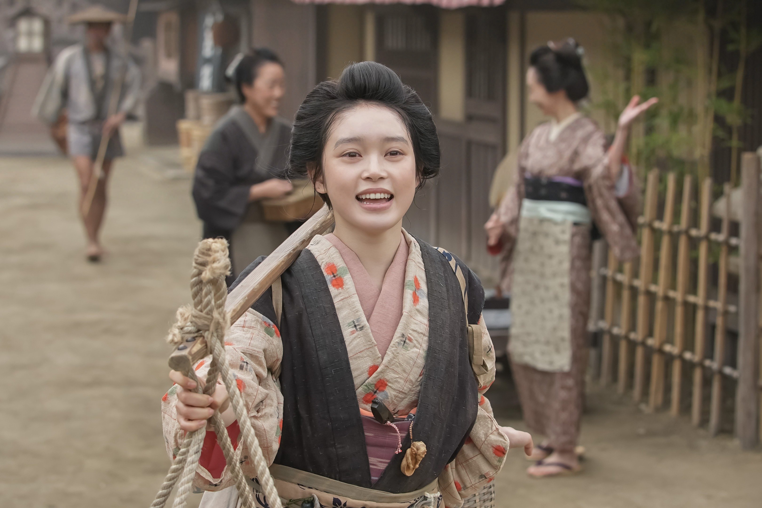 外国人は妖怪じゃないのに…ヘブン(トミー・バストウ)ついに来日!おトキが本能的に感じた“違和感”〈ばけばけ第21回〉