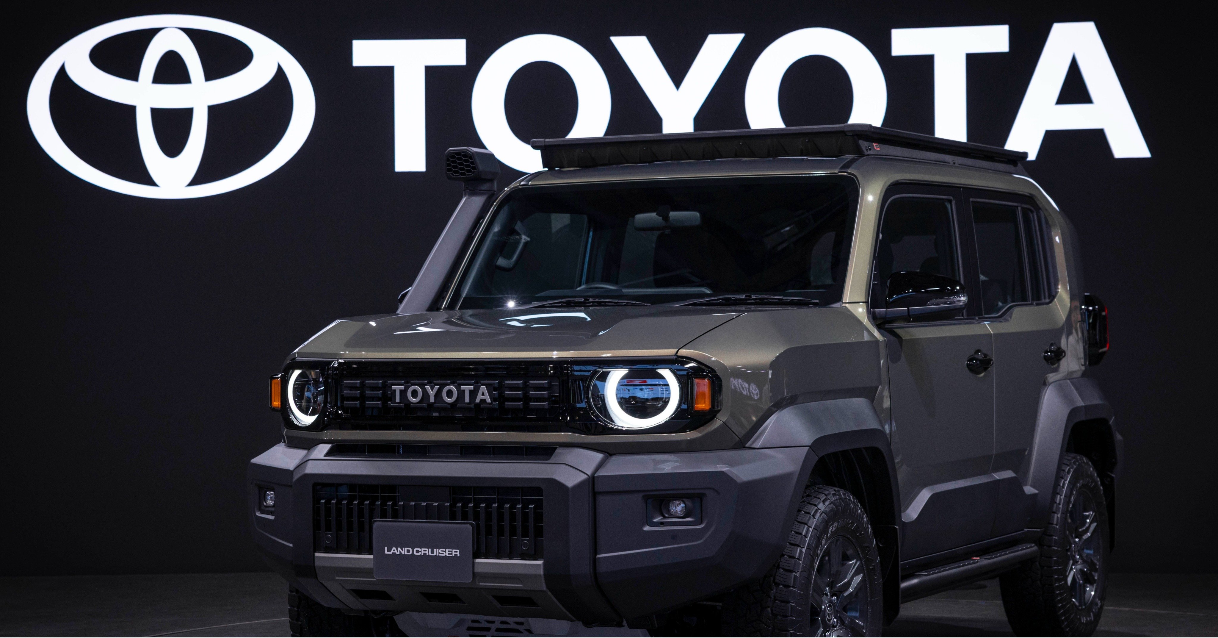 トヨタのロゴマークと新型車「ランドクルーザー“FJ”」