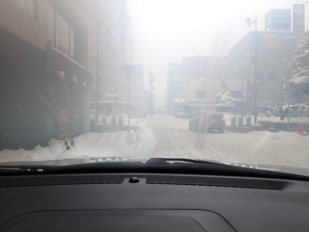 車内と車外との温度差で曇ってしまったフロントウインドー