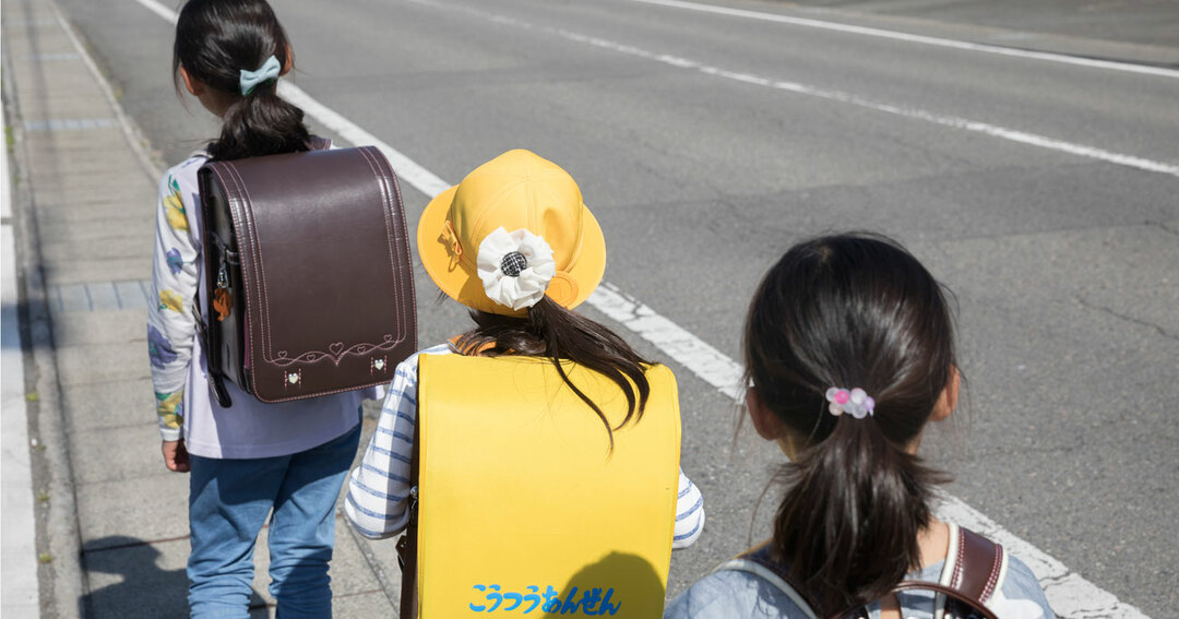 子どもの多い通学路にもガードレールがないなど、日本は歩行者軽視の国と言えます。