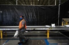 アマゾンが賃金・労働の基準に　業界超え波及